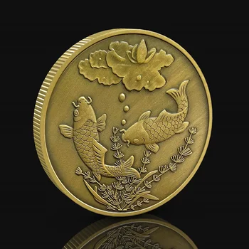 Късмет, рибки Кои играят, покрити с lotus Древни бронзови монети, талисман, икона на животното, с колекционерска стойност, малки подаръци за приятели