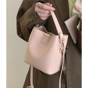 Лека Луксозна чанта кофа 2023, Лятна Нова Розово Сладко чанта от изкуствена кожа с катарама с голям капацитет, Универсална Модерна чанта на едно рамо